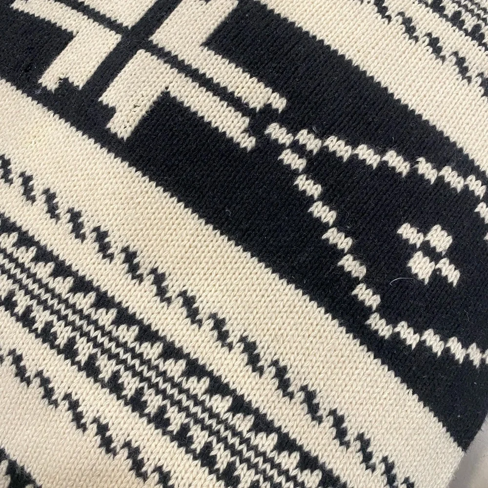 GORGEOUS pillow and insert!By RALPH LAUREN🖤🤍 knit covering with button closure🤍🖤